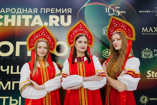 На входе гостей встречали девушки в русских народных костюмах: это выглядело особенно круто на фоне новых авто и современного салона с панорамными окнами | Источник: Ксения Зимина