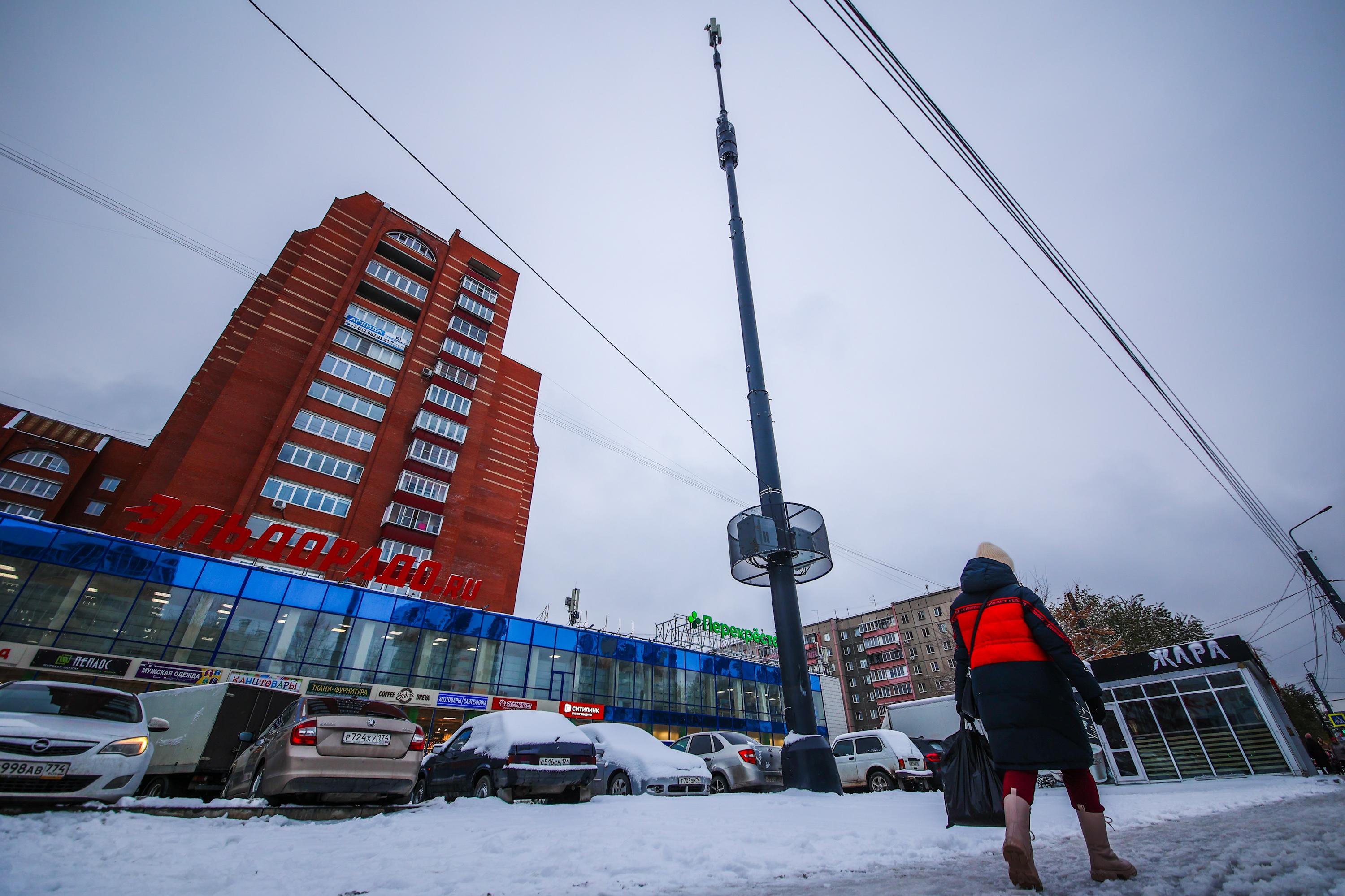 В Челябинске под окнами домов вырастают гигантские вышки связи. На примере  одной разбираем, насколько это законно и безопасно