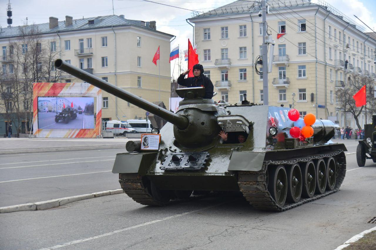 В Архангельске начался парад военной ретротехники