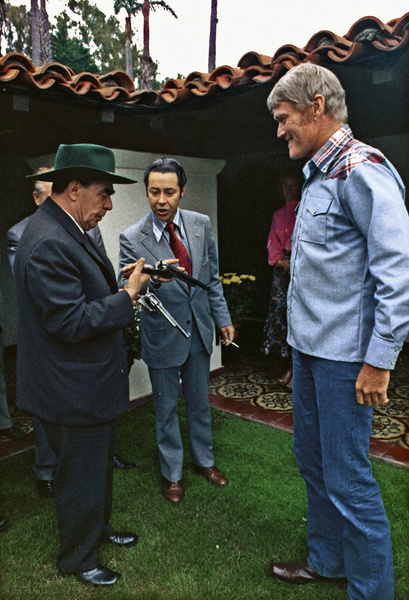 История одной фотографии: Брежнев обнимает любимого американского актера, игравшего ковбоев, июнь 1973 года