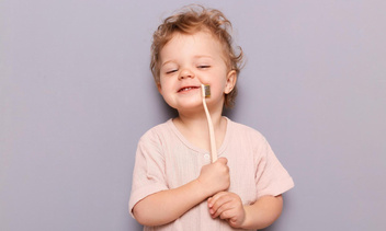 Зубная фея будет в восторге: как приучить детей чистить зубы
