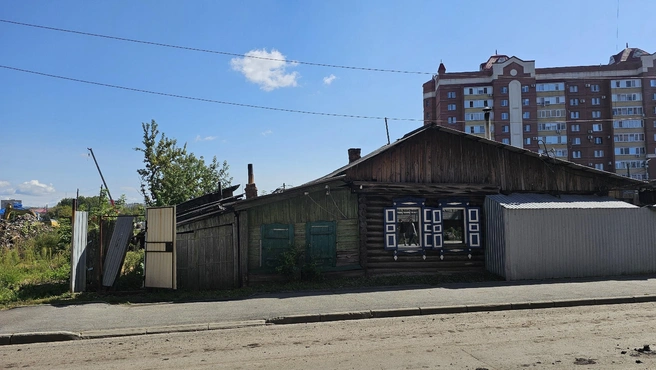 Вот так дом выглядит со стороны улицы Карельцева | Источник: Дарья Никитченко / 45.RU
