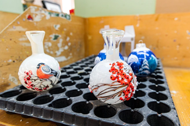 В руках стекло кажется особенно хрупким | Источник: Мария Ленц / NGS24.RU