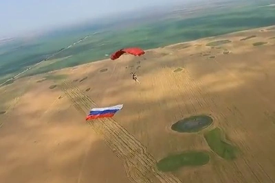 Триколор в небе: прыжок в честь Дня флага