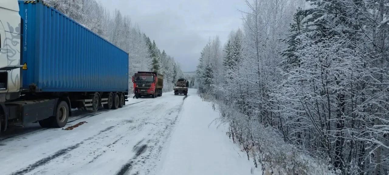 Автодорогу на севере Приангарья перекрыли из-за снега