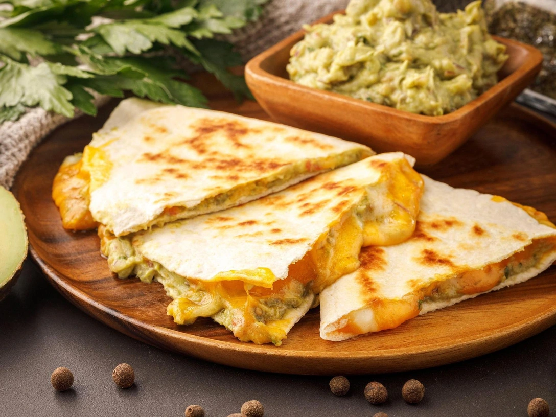 Попросят добавки: рецепт лепешек с сыром и зеленью на скорую руку | marieclaire.ru