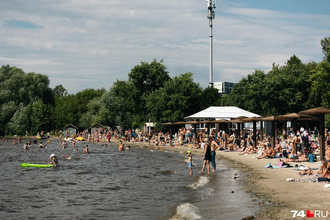 Аншлаг и на городском пляже на Шершнях  | Источник: Наталья Лапцевич 