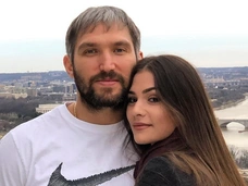 «Как можно быть такой красивой?»: фото жены Александра Овечкина после родов