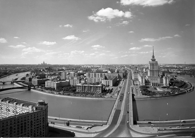 Таким фотограф запечатлел вид на Москву-реку и Кутузовский проспект в 1971 году. Честно признайтесь, узнали? | Источник: Иван Денисенко / Pastvu.com