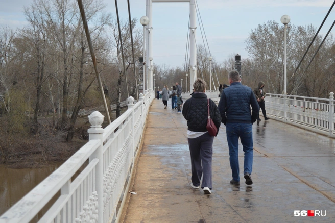 Ежедневно по нему гуляют тысячи оренбуржцев и гостей города. Больше всего людей, естественно, в праздники и выходные | Источник: Анастасия Баринова / 56.RU