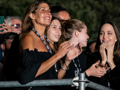 Смеялись, пели, отжигали: Анджелина Джоли и Шайло на концерте Maneskin забыли о ссоре