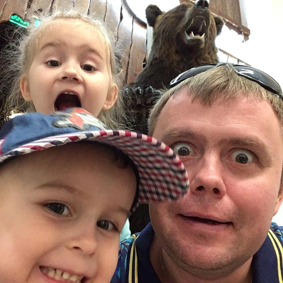 Актер воспитывает трех детей | Источник: artempushkin / Instagram.com*