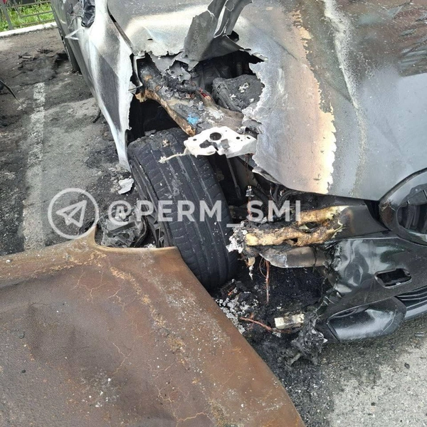 BMW тоже пострадал, но пламя не успело охватить всю машину | Источник: Новости Перми и Края / Telegram
