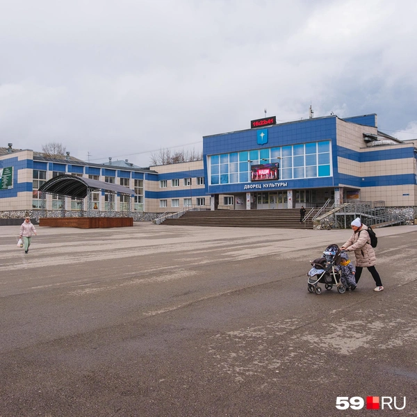Все массовые мероприятия проходят на площади перед местным ДК, здесь и сцена для этого построена | Источник: Тимофей Калмаков / 59.RU