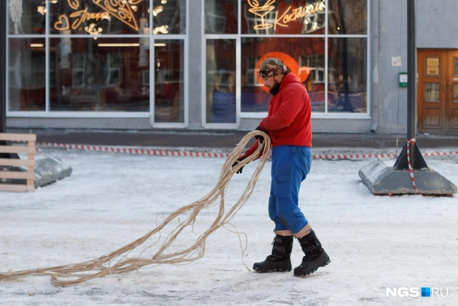 До начала декабря улицу Ленина должны полностью украсить к предстоящим праздникам  | Источник: Андрей Бортко/NGS.RU