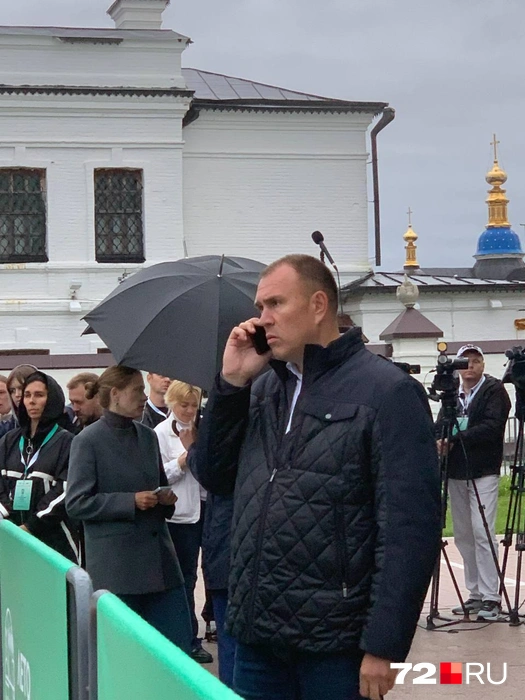А здесь Вагин с кем-то говорит по телефону | Источник: 72.RU