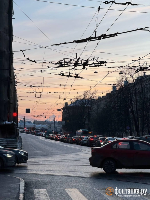 В Петербурге перекрывают мосты, центр в пробках. В город приехал король | Источник: читатель «Фонтанки»