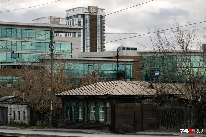 Квартал (точнее, то, что от него осталось) начинается возле относительного нового офисника Greenplex | Источник: Наталья Лапцевич