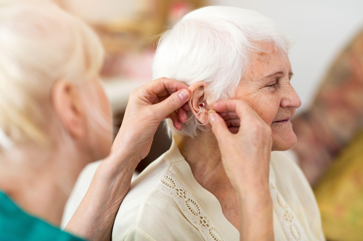 Названа основная причина возрастной потери слуха