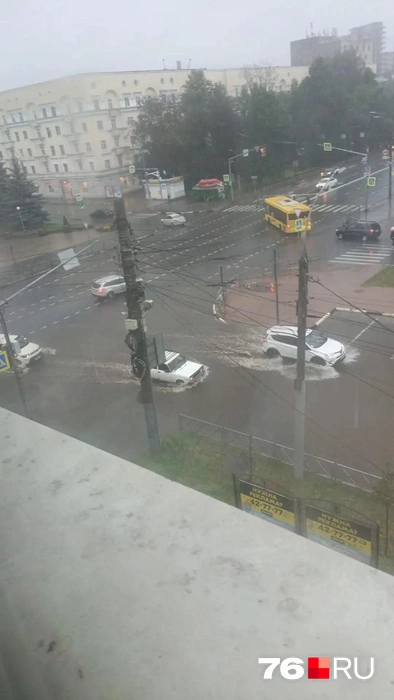 Проспекту Ленина всегда достается во время дождей. Там не пройти, не проплыть | Источник: Жесть Ярославль / MAX