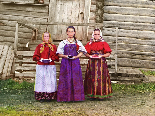 Молодые русские крестьянки, река Шексна, недалеко от городка Кириллова, Россия, 1909 год | Источник: Getty Images