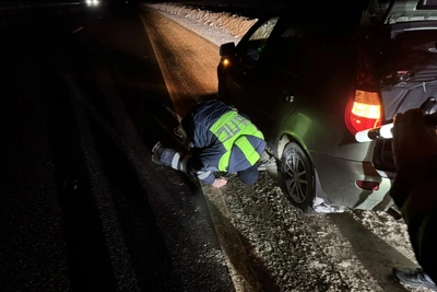 Полицейские помогли водителю с заменой колеса в непогоду