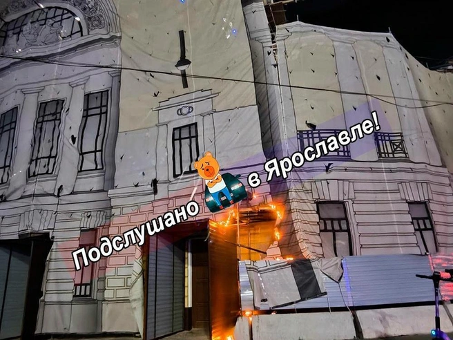 Огонь вспыхнул рядом со входом в здание | Источник: ПОДСЛУШАНО в ЯРОСЛАВЛЕ! / Vk.com