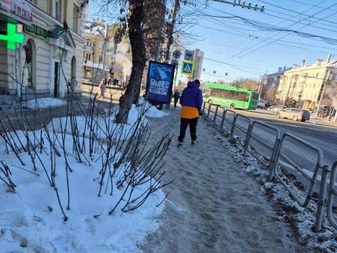 Пешеходная дорожка покрыта неровностями, между которыми вынуждены маневрировать люди. | Источник: читатель 74.RU
