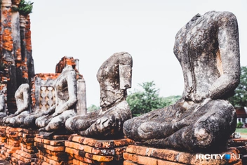 Когда-то в Аюттхае было множество статуй Будды, но они не все пережили нашествие бирманцев | Источник: Алина Ринчино / «ИрСити»
