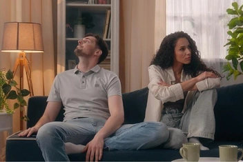 «К мужу желание пропало, а в баре была готова целоваться с первым встречным. Как вернуть интерес к супругу?»