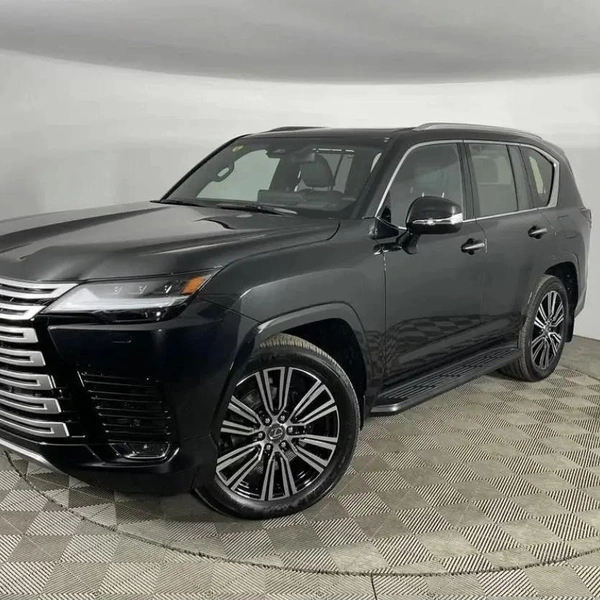 Роскошный Lexus тоже стоит недешево | Источник: Avito.ru