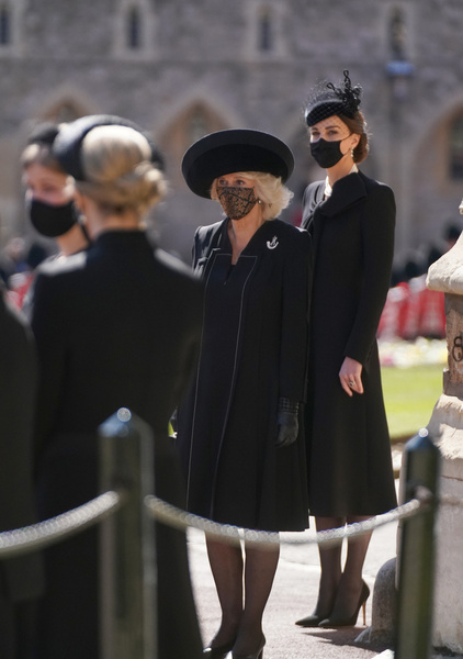 В платье-пальто и жемчугах из личной коллекции королевы: образ Кейт Миддлтон на похоронах принца Филиппа