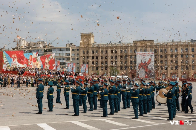 Разбросанные с Ан-2 листовки люди забирали с собой на память | Источник: Алексей Волхонский / V1.RU
