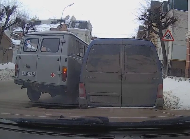 Видео: в центре Рязани скорая помощь таранит припаркованный автомобиль | ya62.ru