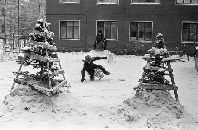 С приближением Нового города по всему городу ставили елки, в том числе маленькие на территориях детских садов | Источник: Владимир Соколаев / pastvu.com