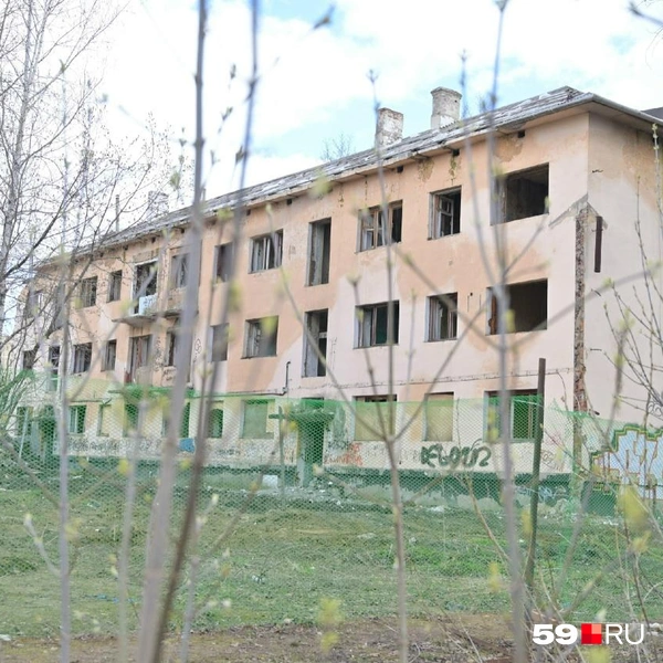 В доме были выбиты стекла и нет оконных рам. Так он выглядел за минуты до сноса | Источник: Василина Любимова / 59.RU