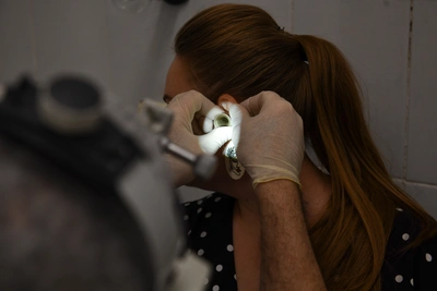 Врач объяснила причины боли в ухе и запретила капли