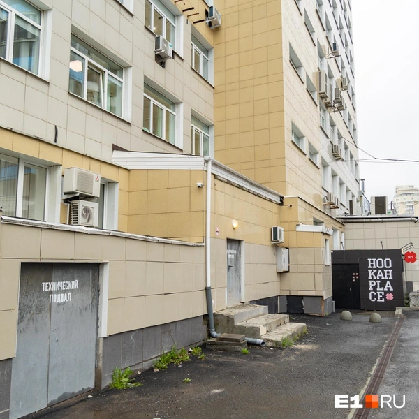 Офисное здание за эти годы практически не изменилось, а вот подвал во дворе теперь привлекает совсем не клубную публику | Источник: Владислав Лоншаков / E1.RU