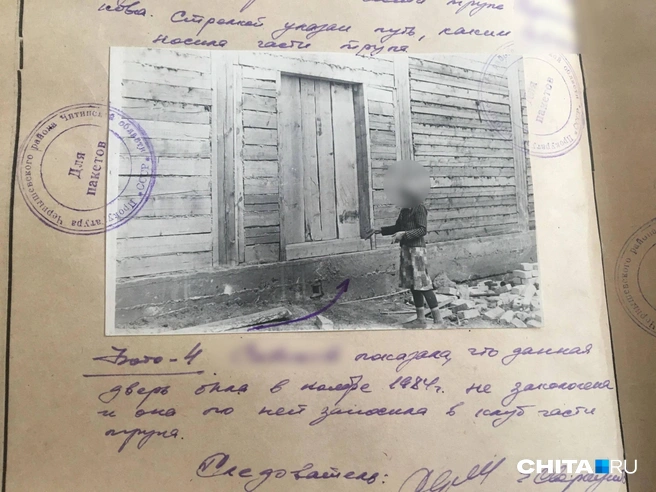 Миронова показывает, куда выкинула золу с останками Кравцова | Источник: Виктория Михайлюк