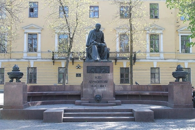 Осенний гипсопад: первые памятники Петрограда