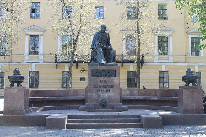 Последним, воздвигнутым в царском Петрограде памятником стал скульптурный монумент Михаилу Юрьевичу Лермонтову, установленный перед зданием Николаевского кавалерийского училища на Ново-Петергофском проспекте. Памятник открыли 9 (22) мая 1916 года, в том же году проспект переименовали в Лермонтовский. | Источник: Константин Кудинов CC BY-SA 3.0