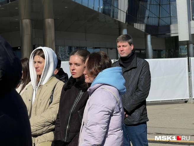 В годовщину трагедии в «Крокус Сити Холле» Ангелина Шалаева приехала почтить память погибших | Источник: Елена Халматова / MSK1.RU