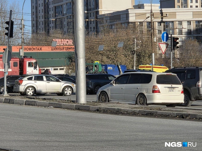 На месте собралась пробка | Источник: Елизавета Шаталова / NGS.RU