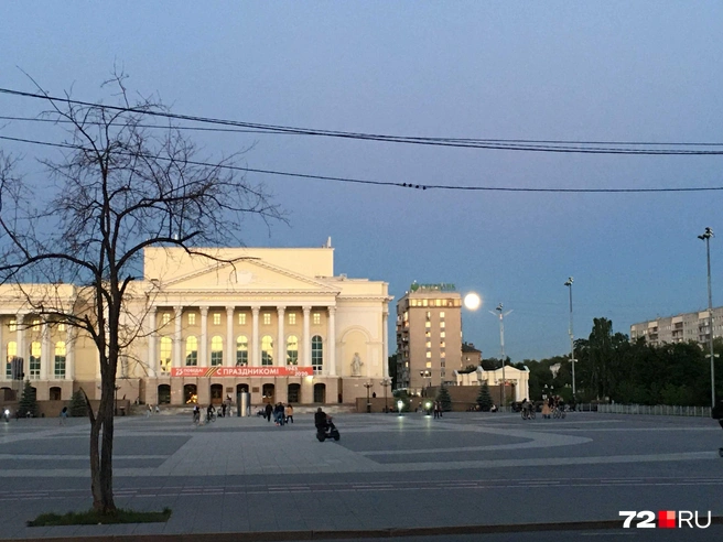 Очень яркую луну можно было увидеть из разных точек города | Источник: Екатерина Петрова
