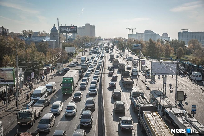 Рекордсменом среди новосибирских пробок стал январский 13-километровый затор на ул. Большевистская — он продолжался 3 часа. Красноярский лидер на этом фоне выглядит мимолетным затруднением — он растянулся на 7 км от ул. Карла Маркса и рассосался через 1,4 часа.