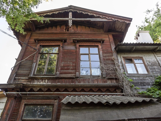 Застройка на улице Пугачевской признана объектом культурного наследия, однако это не влияет на состояние зданий | Источник: Константин Завриков / V1.RU