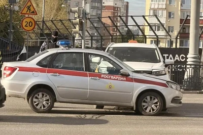 На ВИЗе такси столкнулось с машиной Росгвардии