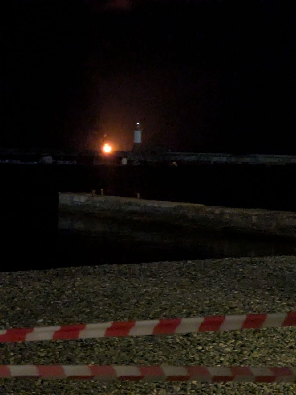 Мэр Сочи призвал людей не ходить к морю из-за горящего танкера