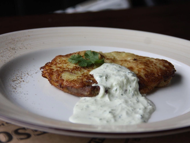 В Беларуси драники традиционно сервируют с медовым квасом. | Источник: Станислав Соколов / NGS.RU