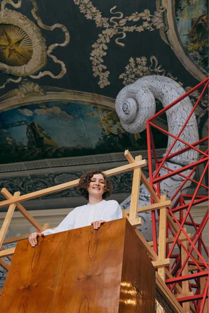 Ирина Корина — художник, сценограф, автор тотальных инсталляций. Окончила Российскую академию театрального искусства, училась в Valand Academy of Art, Гетеборг, Швеция, и в классе медиа Венской академии художеств. Участница Венецианской биеннале 2009-го и 2017-го. | Источник: Алексей Дунаев